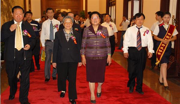 全國(guó)政協(xié)副主席錢正英（左一）、十五屆中央委員顧秀蓮（左三）、國(guó)務(wù)院扶貧主任，政協(xié)常委胡富國(guó)（左一）、北方汽車專修學(xué)校曹振峰董事長(zhǎng)（右一）在人民大會(huì)堂共同出席北方學(xué)校七千萬(wàn)扶貧工程