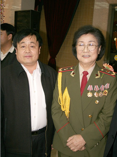 全國(guó)一級(jí)演員，政協(xié)委員馬玉濤（右一）與曹振峰同志合影